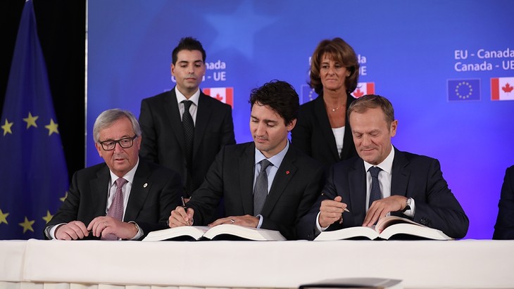 Libre-échange: l'accord entre l'UE et le Canada est enfin signé - ảnh 1